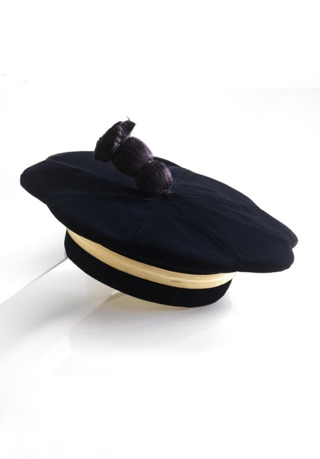 Tocco elegante per Avvocato con fiocco pon pon in seta e fascia decorativa